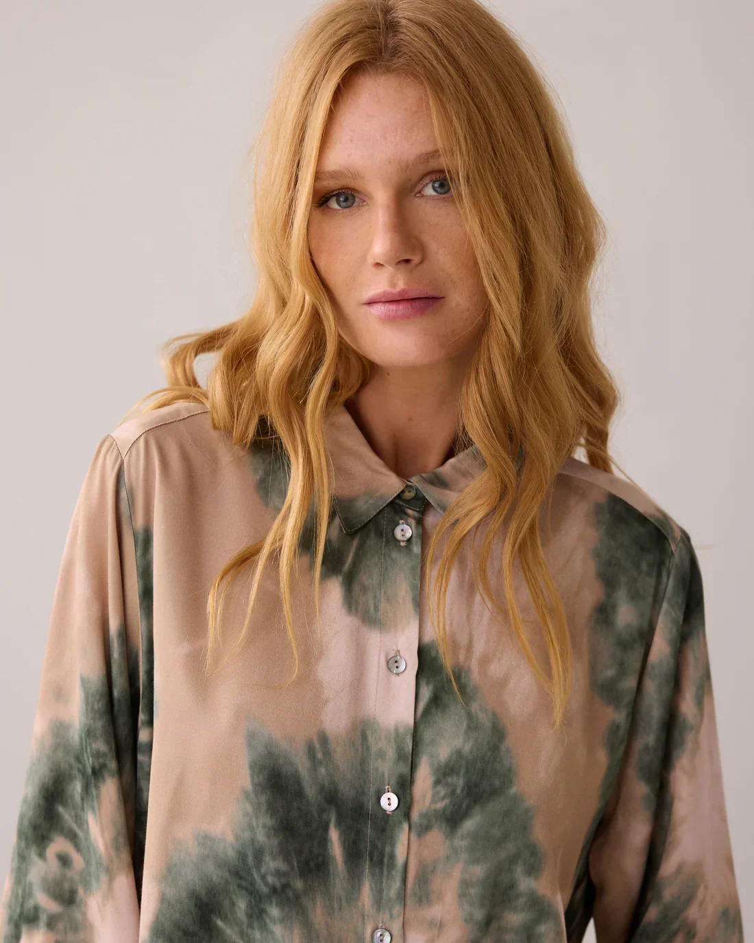 Bluse tie dye med lse rmer