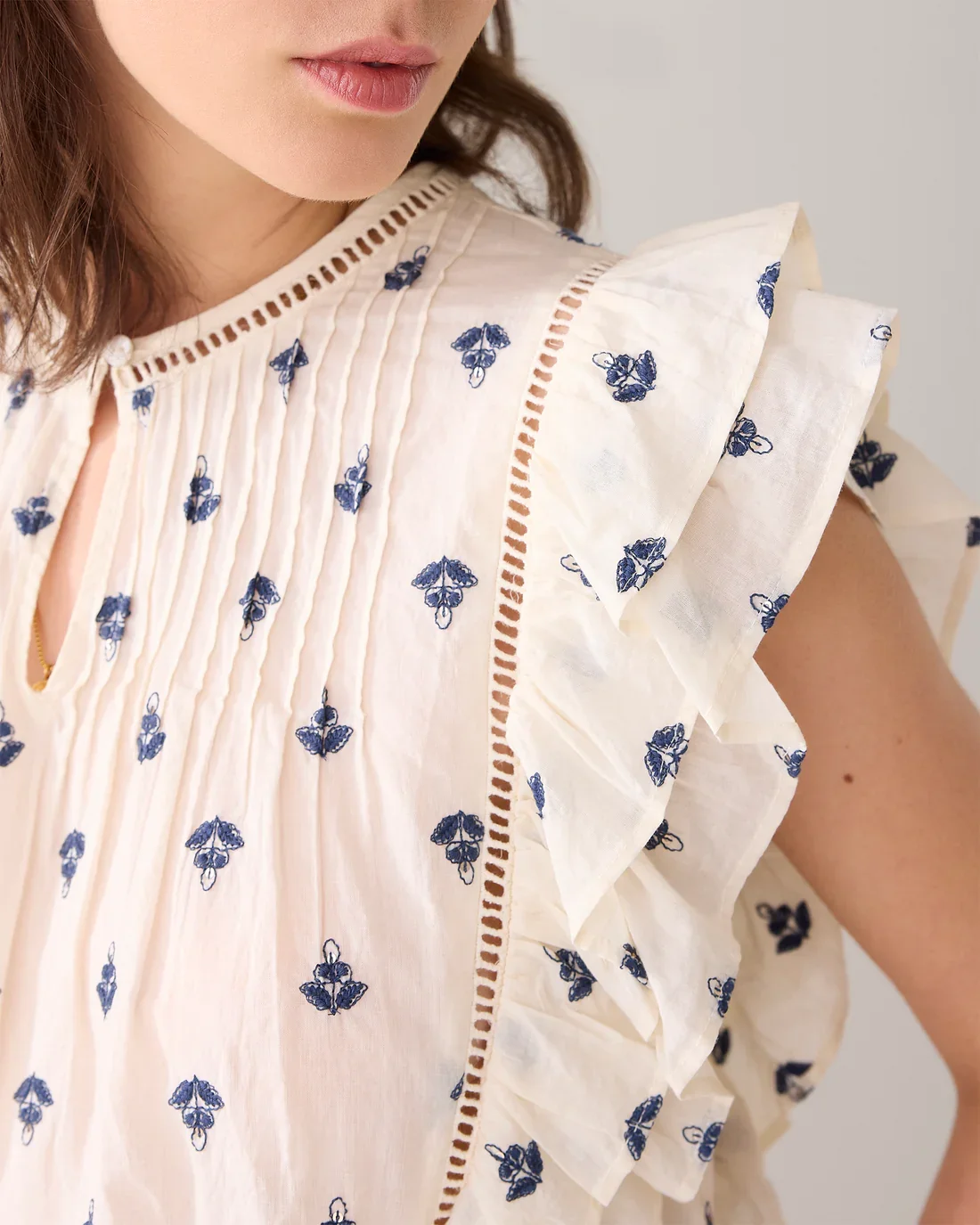 Bluse med broderede blomster