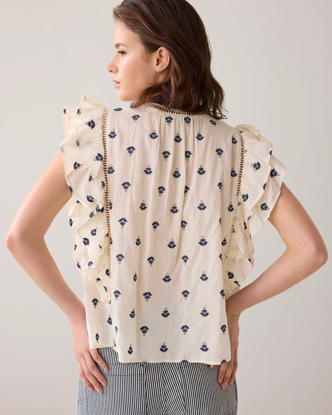 Bluse med broderede blomster