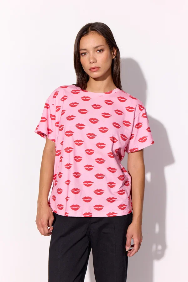 Bluse Lips Tshirt Kiss Me Art Print
