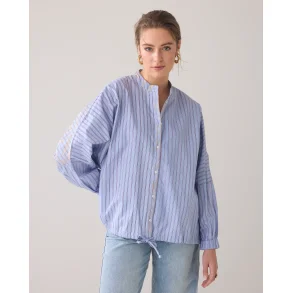 Skjorte med metalisk mnster p ryggen.