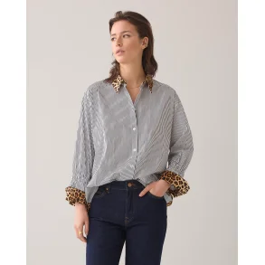 Skjorte med striber og leo detaljer