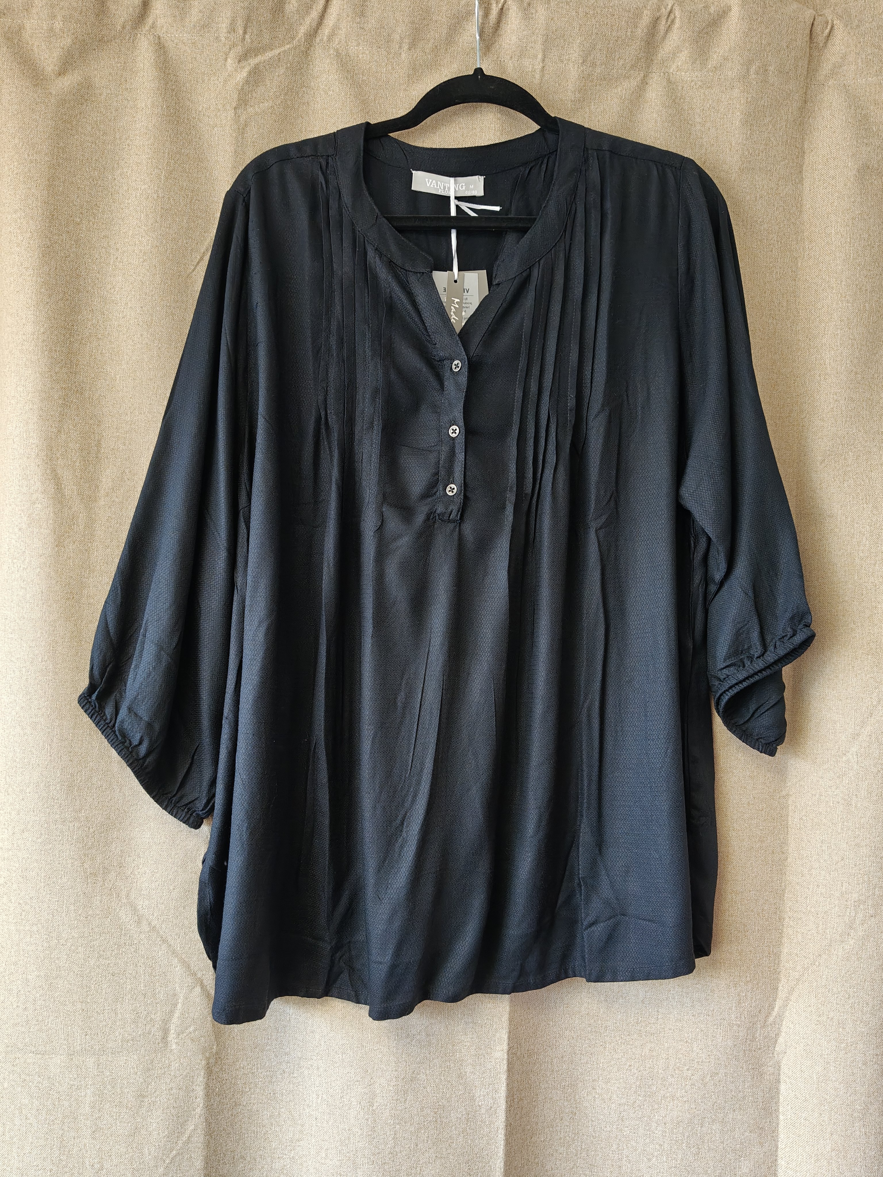 Bluse med knapper og Vhals