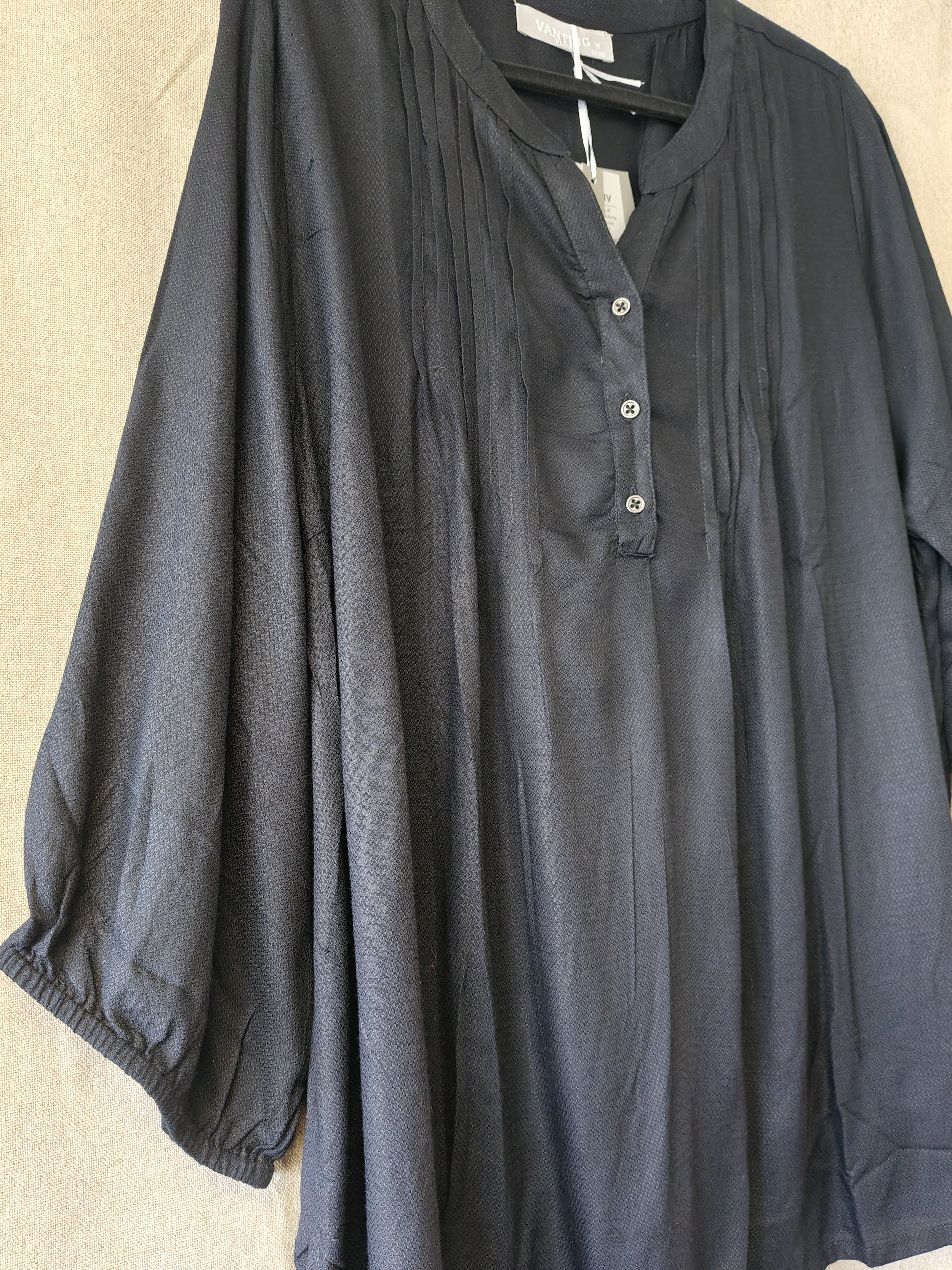 Bluse med knapper og Vhals