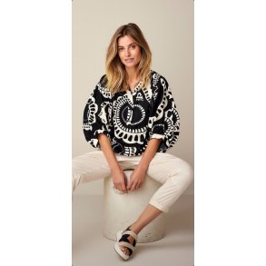 Bluse med skr trekvart rmer sort/hvid print