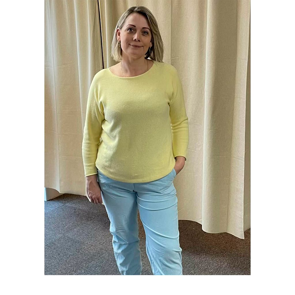 Bluse med rund hals - flere farver