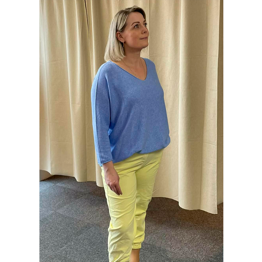 Bluse med v-hals - flere farver