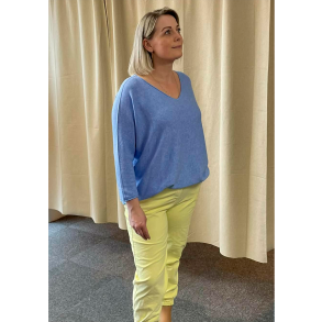 Bluse med v-hals - flere farver